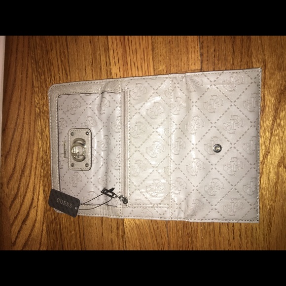 Guess trifold wallet - Picture 3 of 3